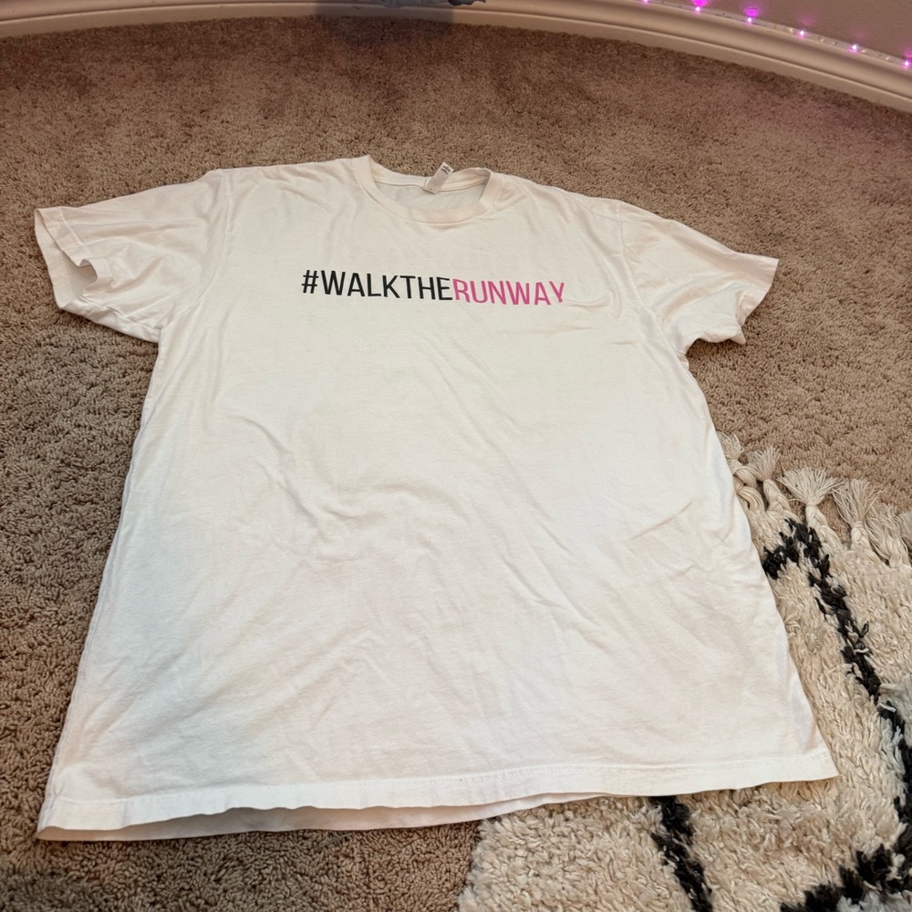 run way fashion t shirt. white. perfect condition. XL